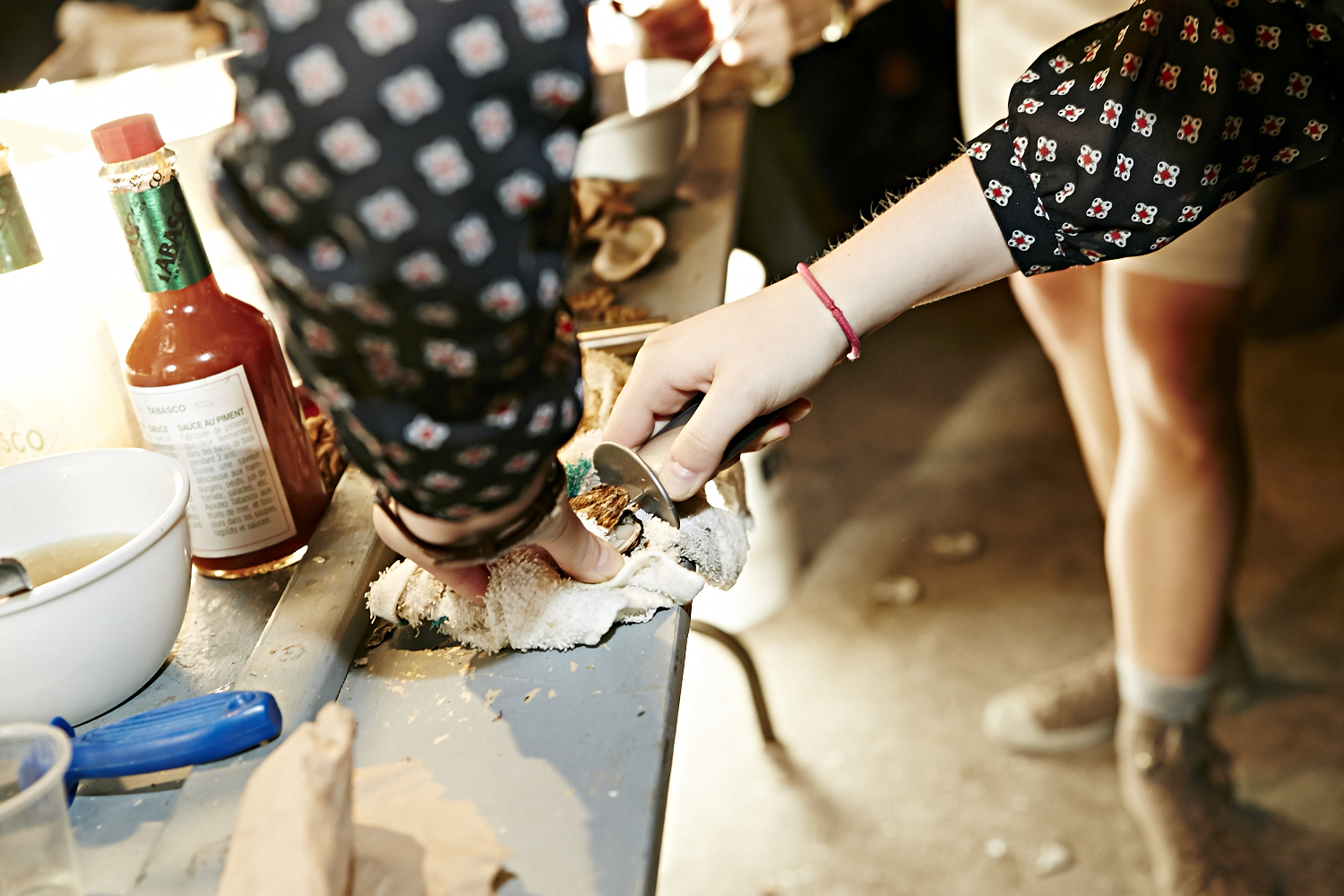 Le resto les «Cons Servent» offre un festin d'huîtres à leurs invités VIP!