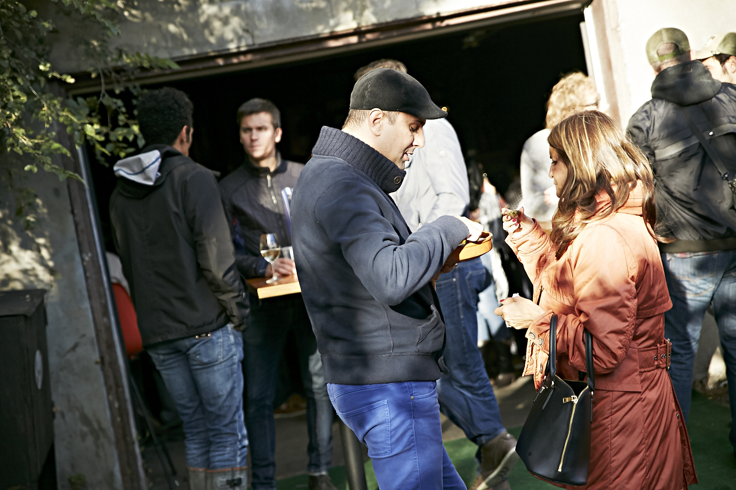 Le resto les «Cons Servent» offre un festin d'huîtres à leurs invités VIP!