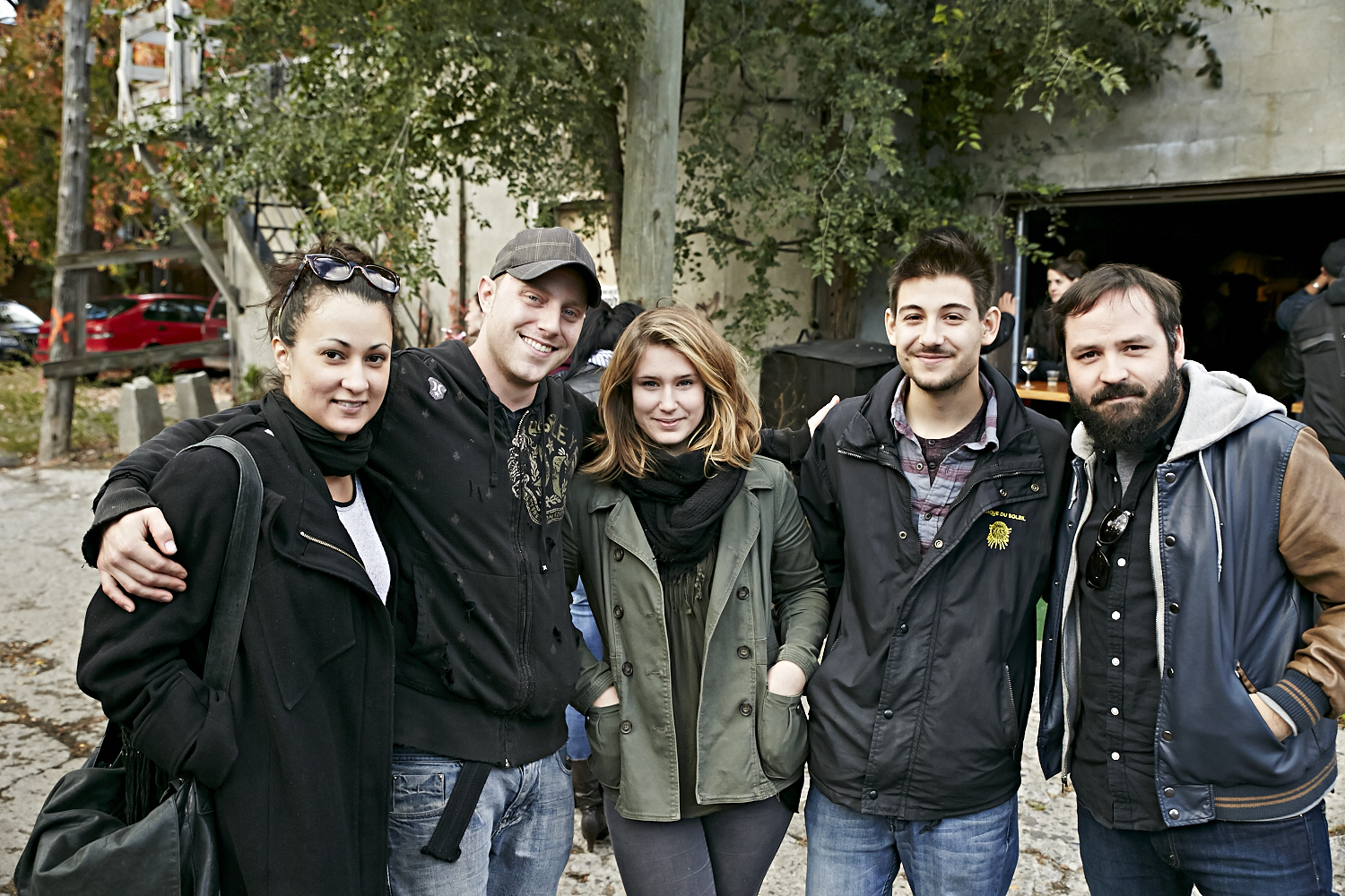 Le resto les «Cons Servent» offre un festin d'huîtres à leurs invités VIP!