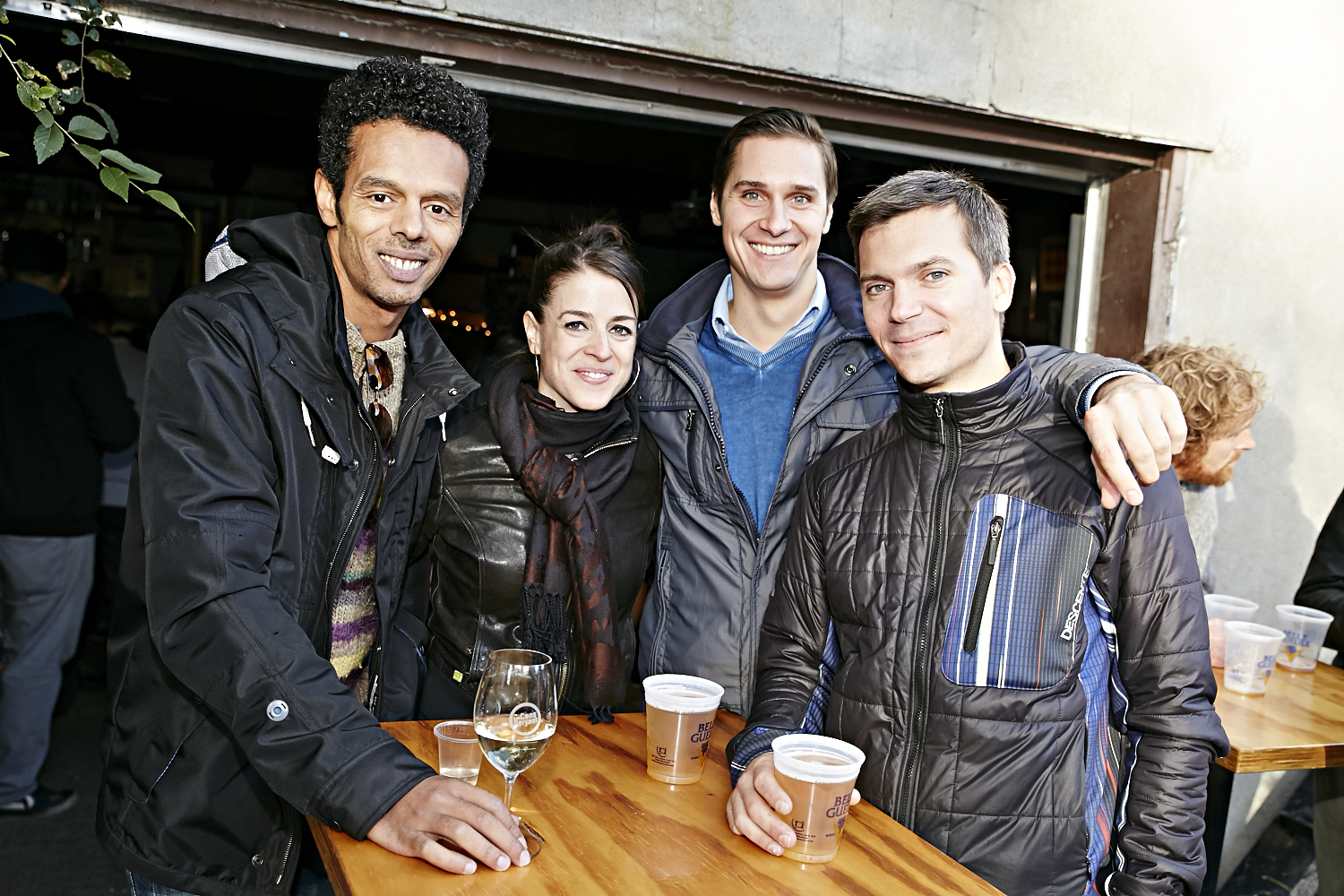 Le resto les «Cons Servent» offre un festin d'huîtres à leurs invités VIP!