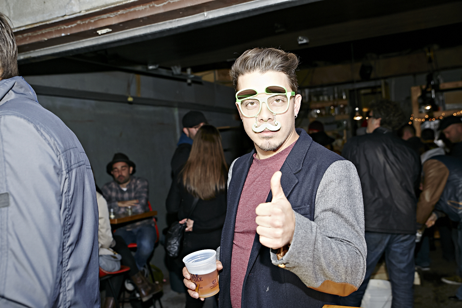 Le resto les «Cons Servent» offre un festin d'huîtres à leurs invités VIP!