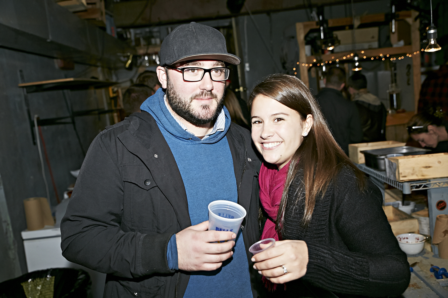 Le resto les «Cons Servent» offre un festin d'huîtres à leurs invités VIP!
