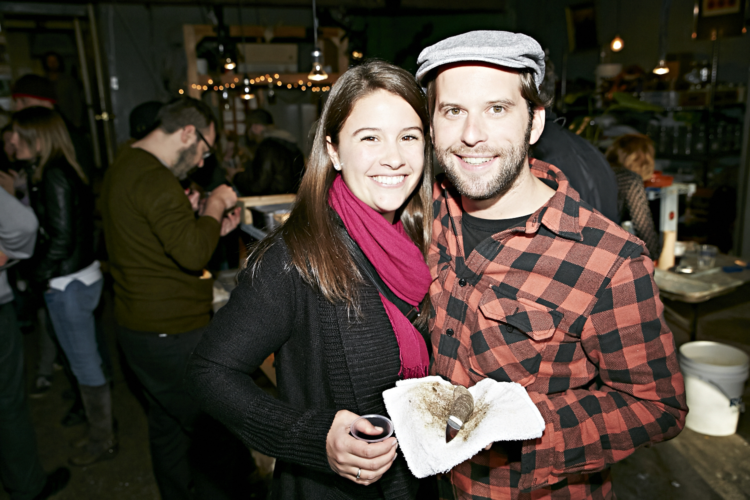 Le resto les «Cons Servent» offre un festin d'huîtres à leurs invités VIP!