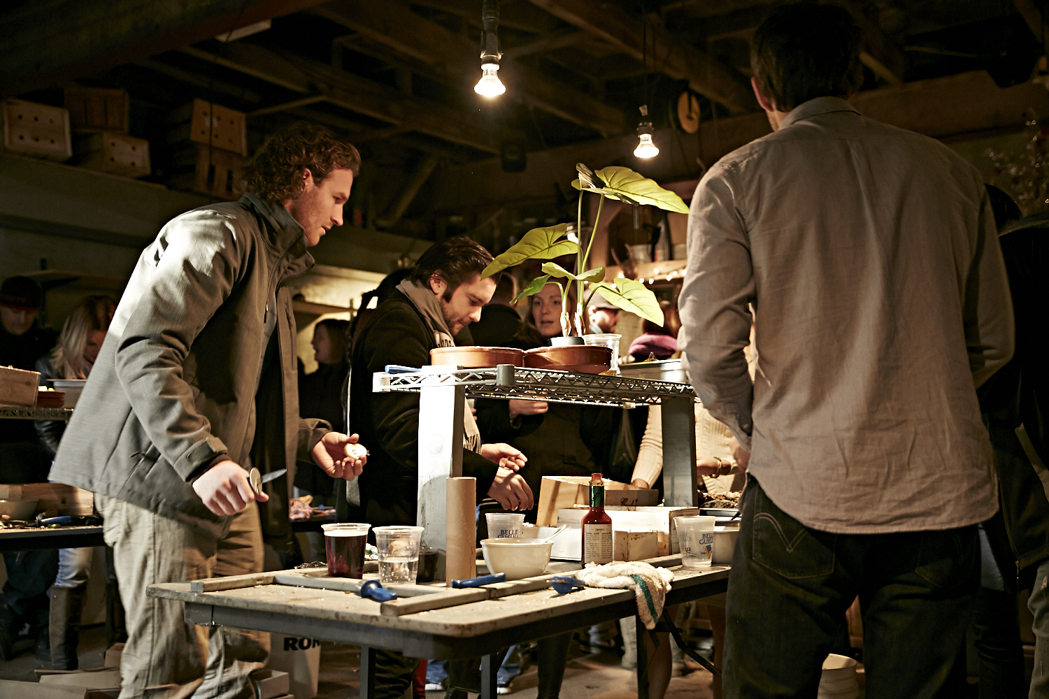 Le resto les «Cons Servent» offre un festin d'huîtres à leurs invités VIP!