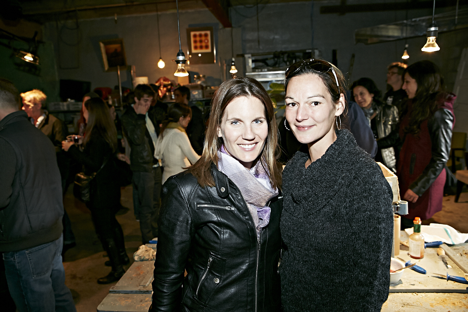 Le resto les «Cons Servent» offre un festin d'huîtres à leurs invités VIP!