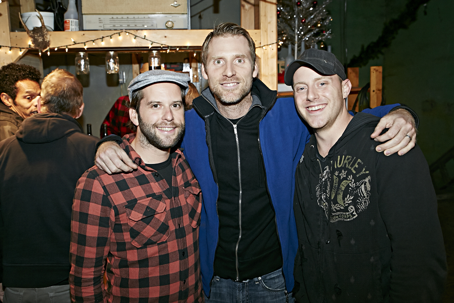 Le resto les «Cons Servent» offre un festin d'huîtres à leurs invités VIP!