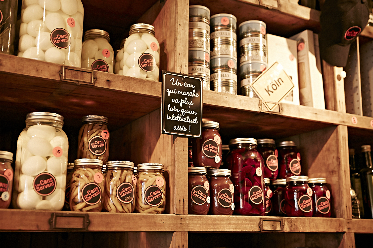 Le resto les «Cons Servent» offre un festin d'huîtres à leurs invités VIP!