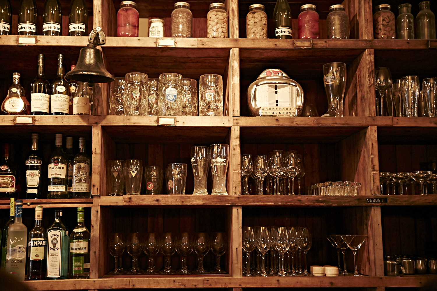 Le resto les «Cons Servent» offre un festin d'huîtres à leurs invités VIP!