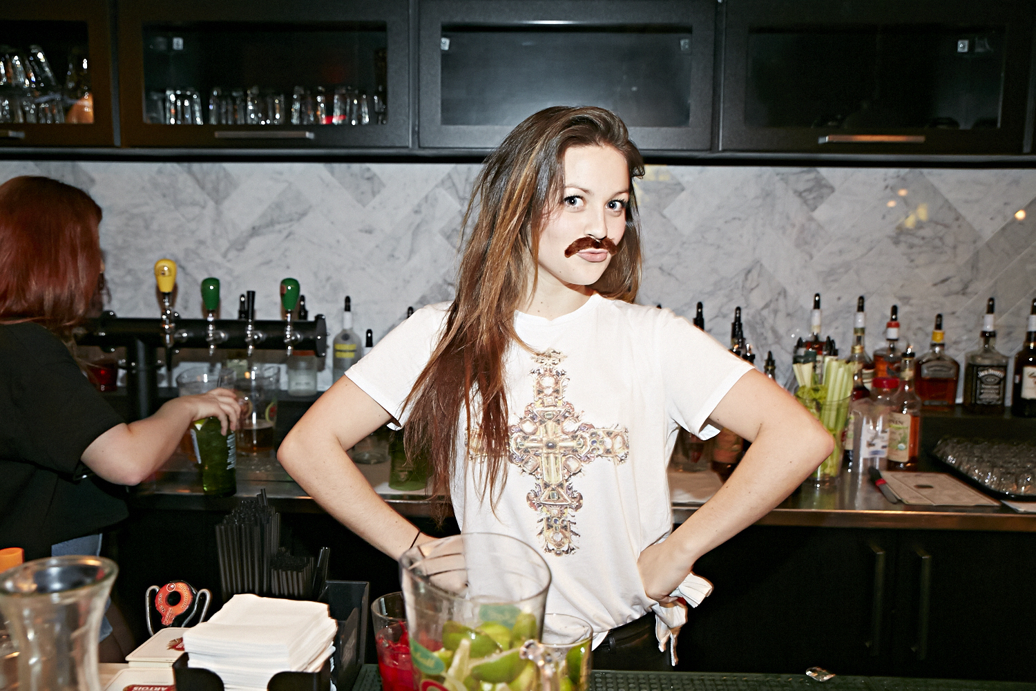 Femmes et hommes moustachus pour la levée de fonds 8staches