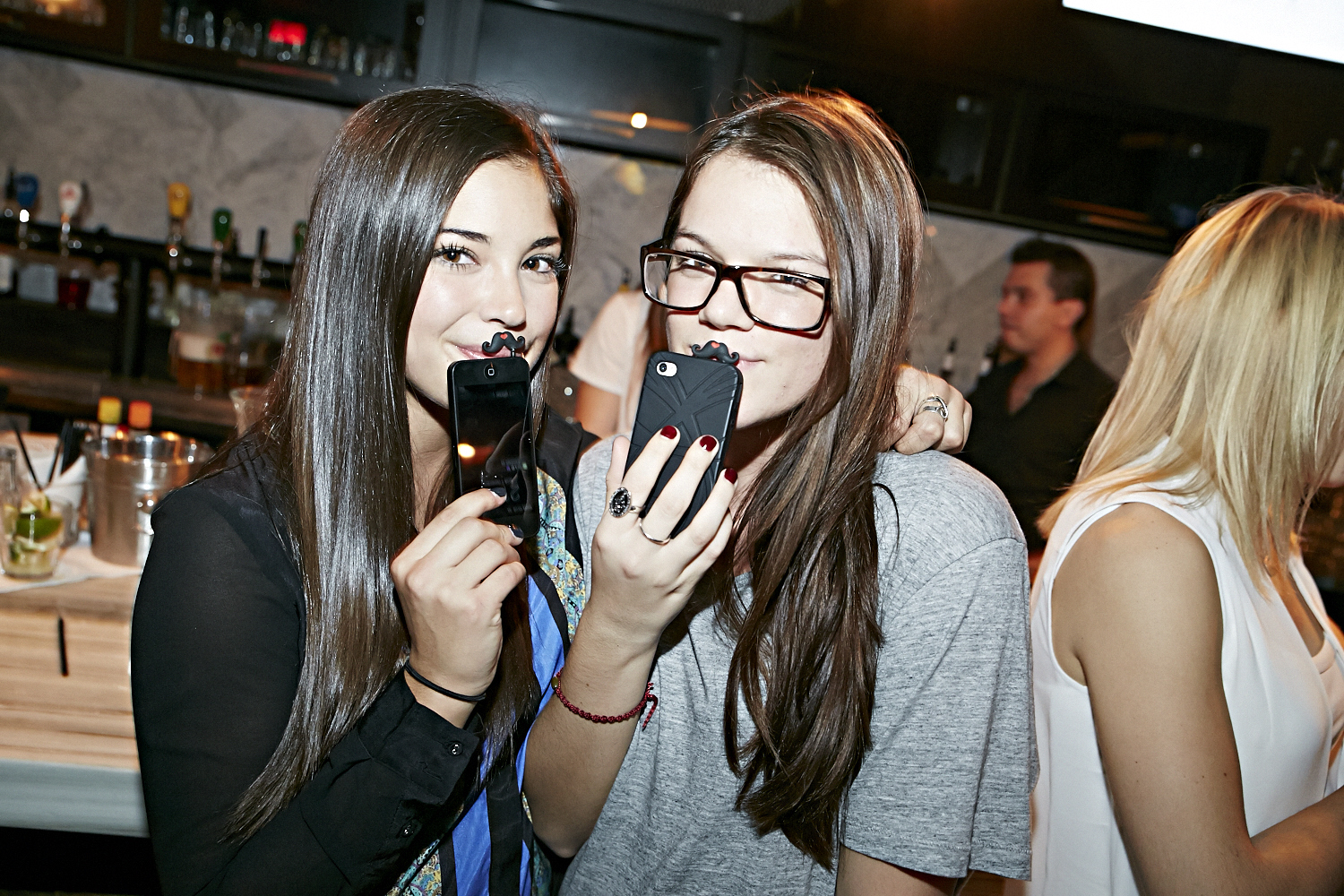 Femmes et hommes moustachus pour la levée de fonds 8staches