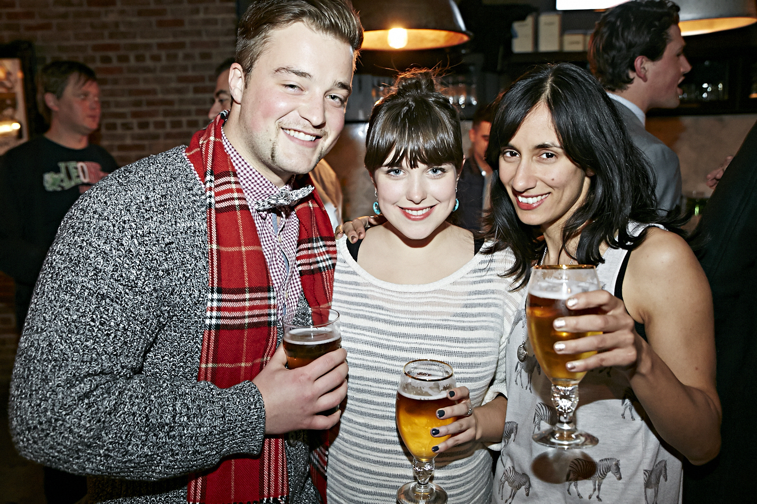 Femmes et hommes moustachus pour la levée de fonds 8staches