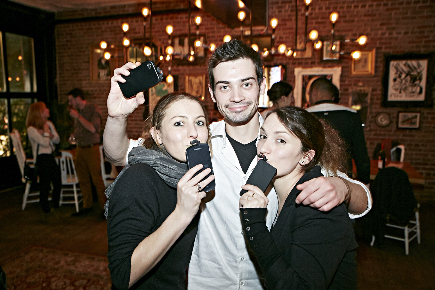 Femmes et hommes moustachus pour la levée de fonds 8staches