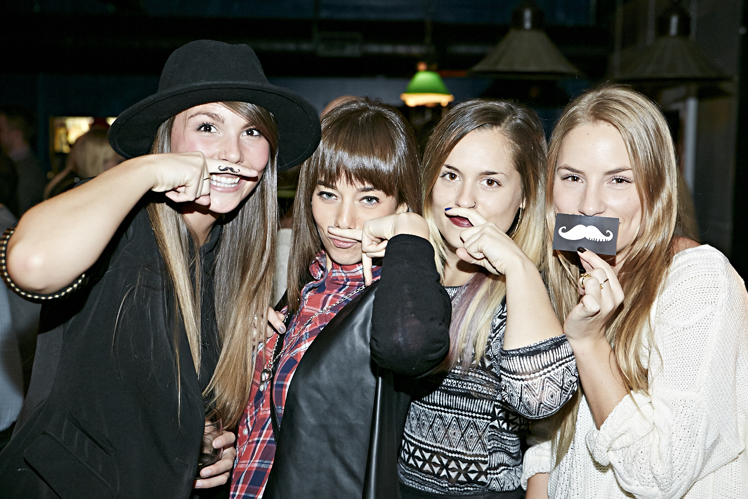 Femmes et hommes moustachus pour la levée de fonds 8staches