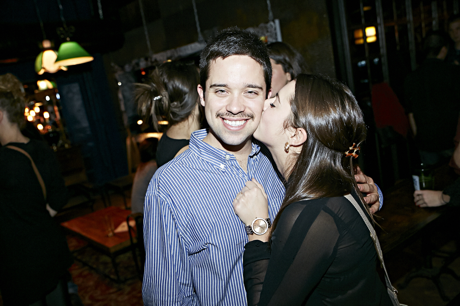 Femmes et hommes moustachus pour la levée de fonds 8staches