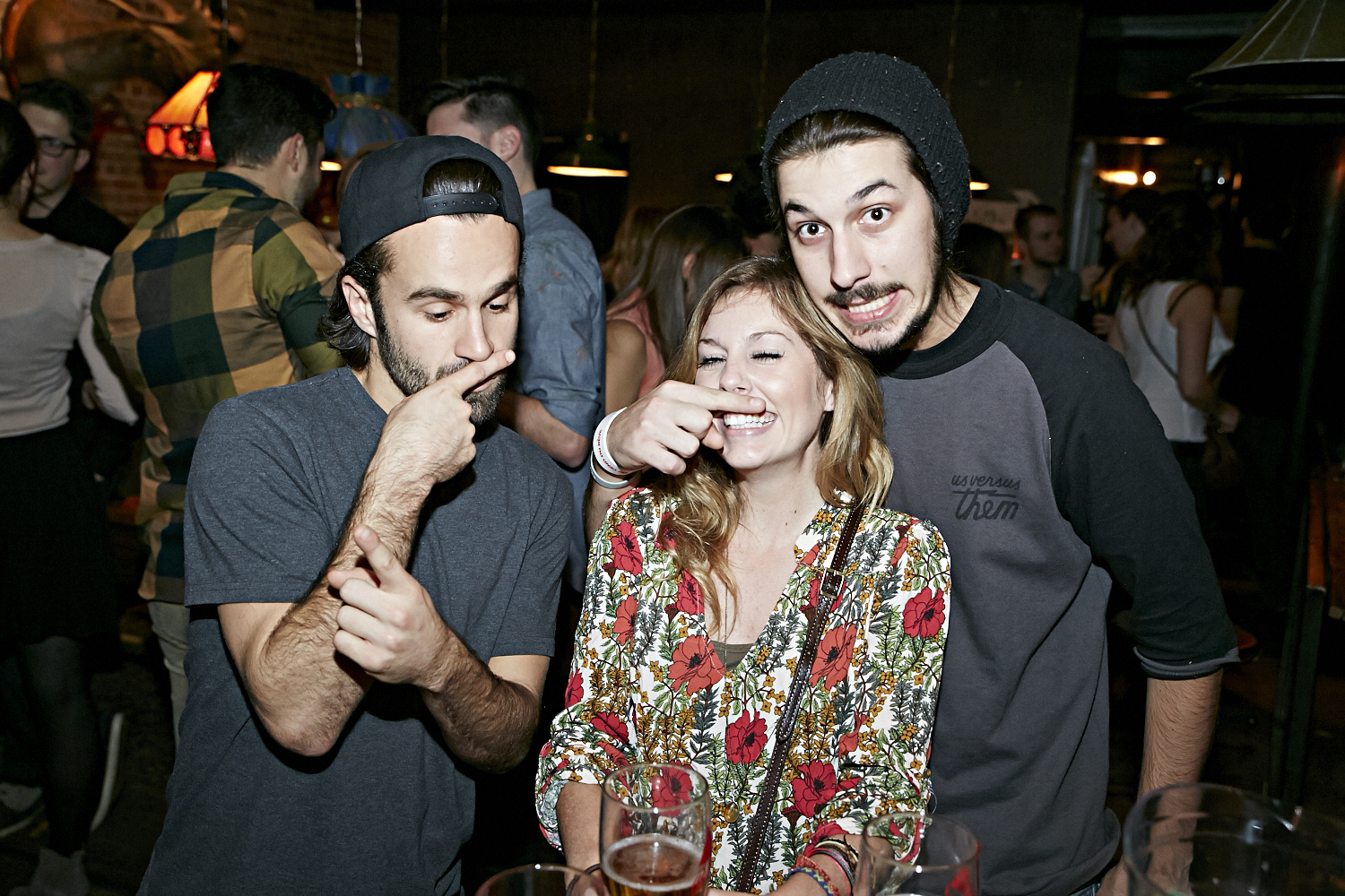 Femmes et hommes moustachus pour la levée de fonds 8staches