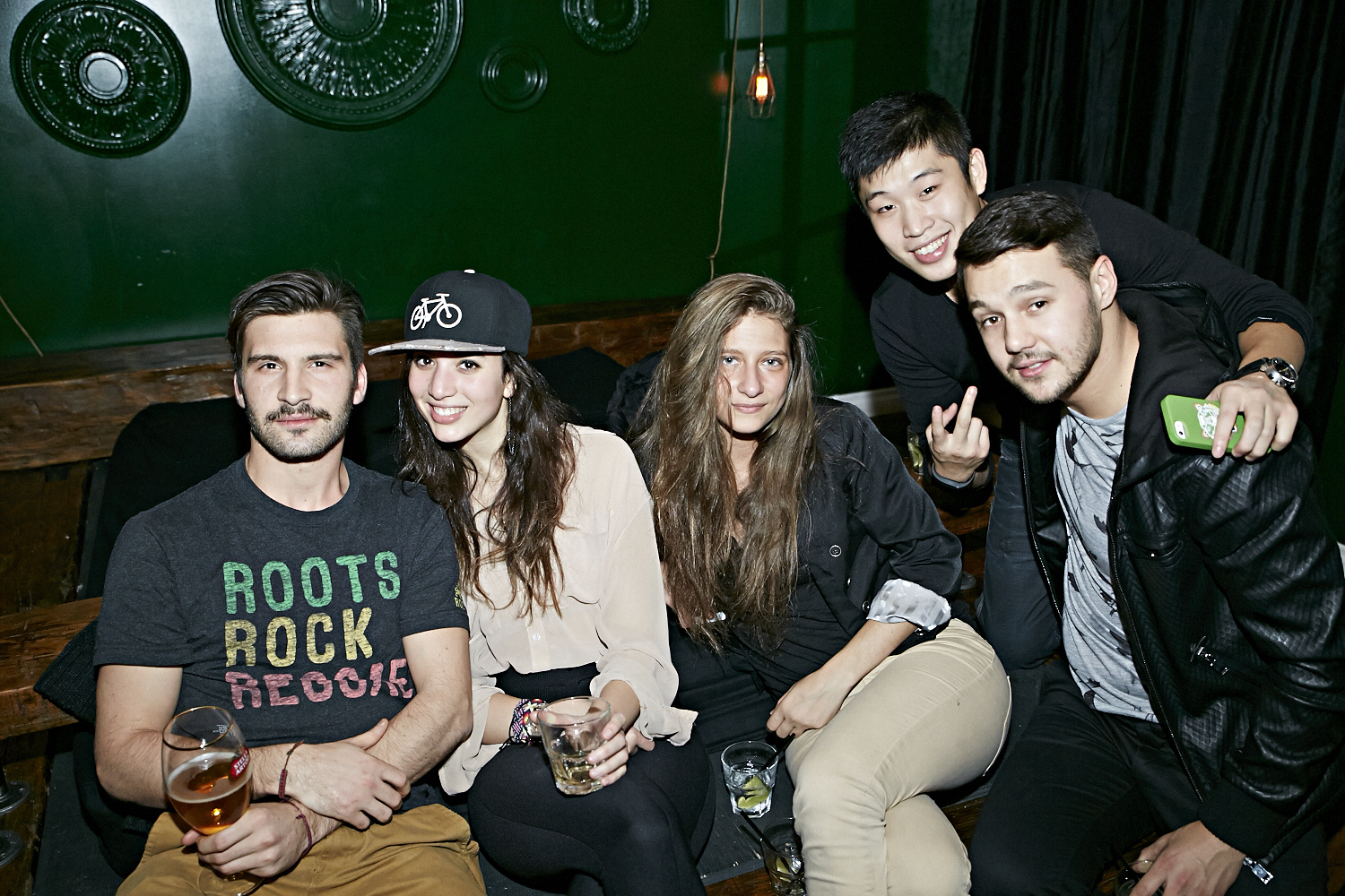 Femmes et hommes moustachus pour la levée de fonds 8staches