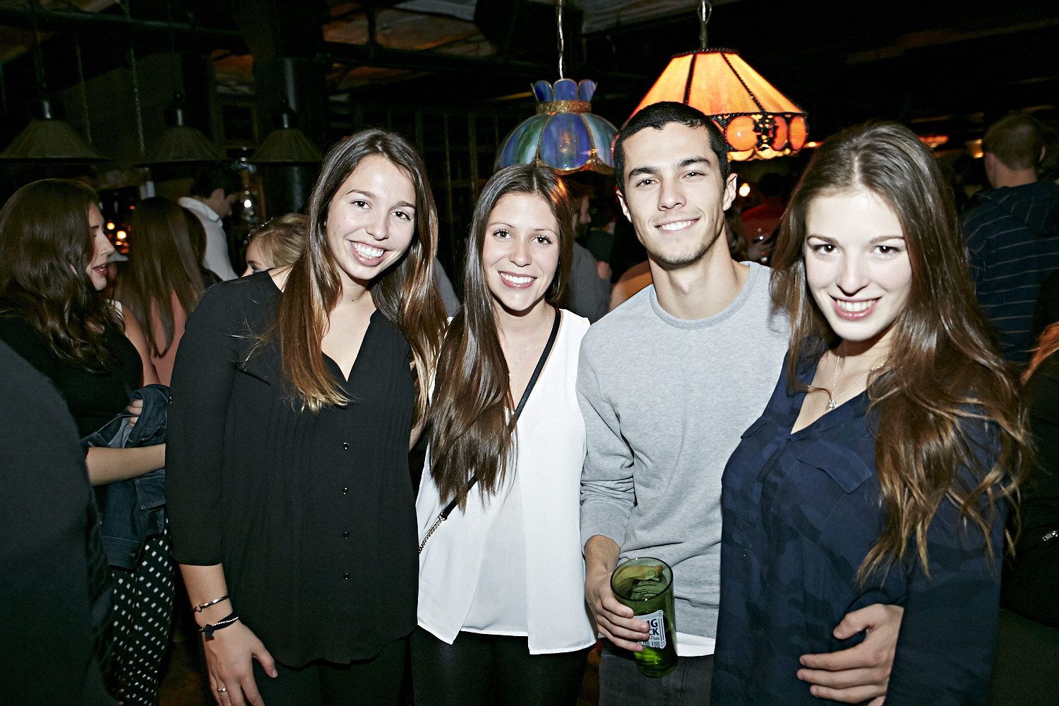 Femmes et hommes moustachus pour la levée de fonds 8staches