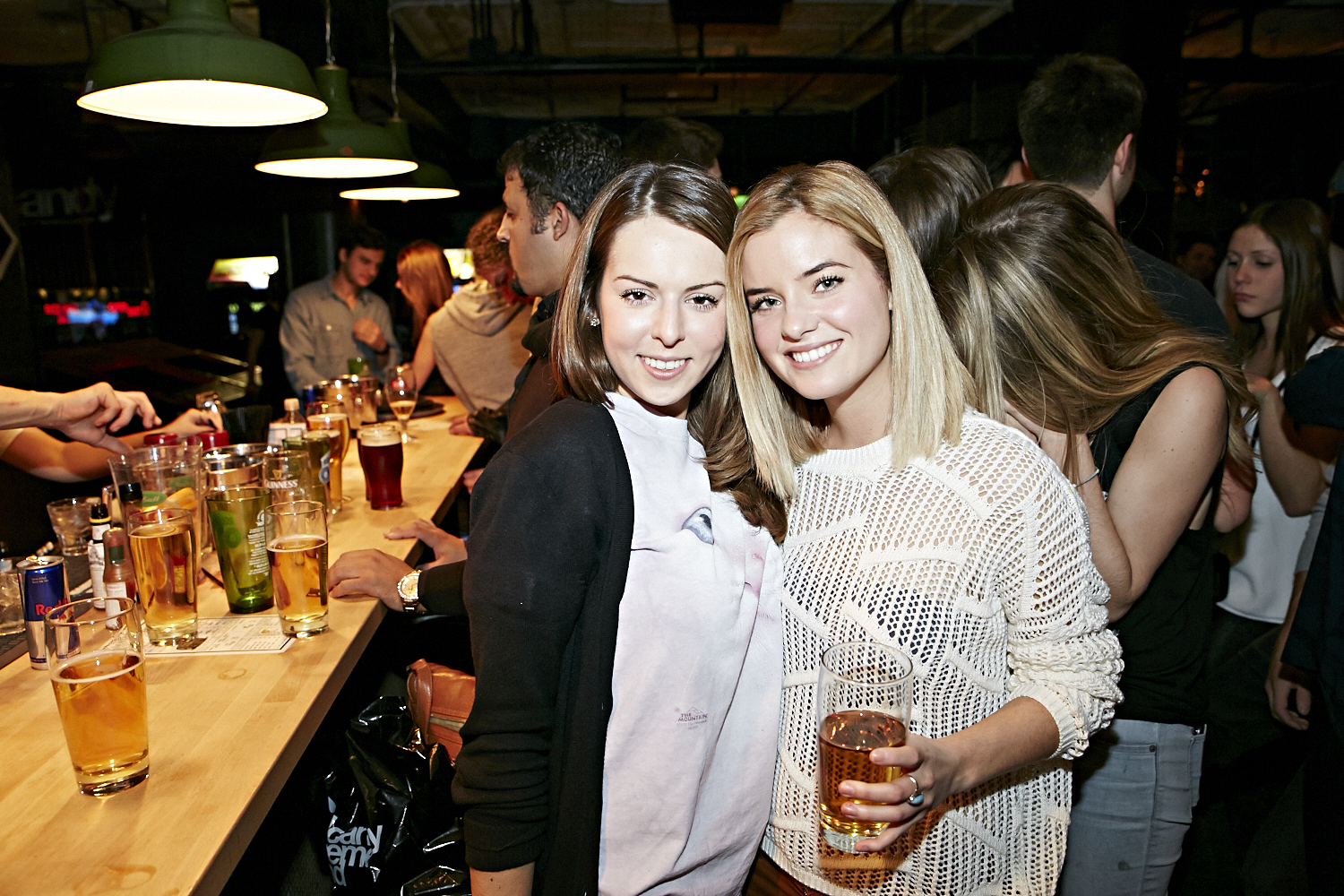 Femmes et hommes moustachus pour la levée de fonds 8staches