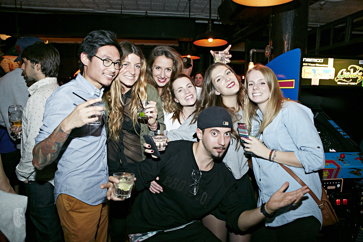 Femmes et hommes moustachus pour la levée de fonds 8staches