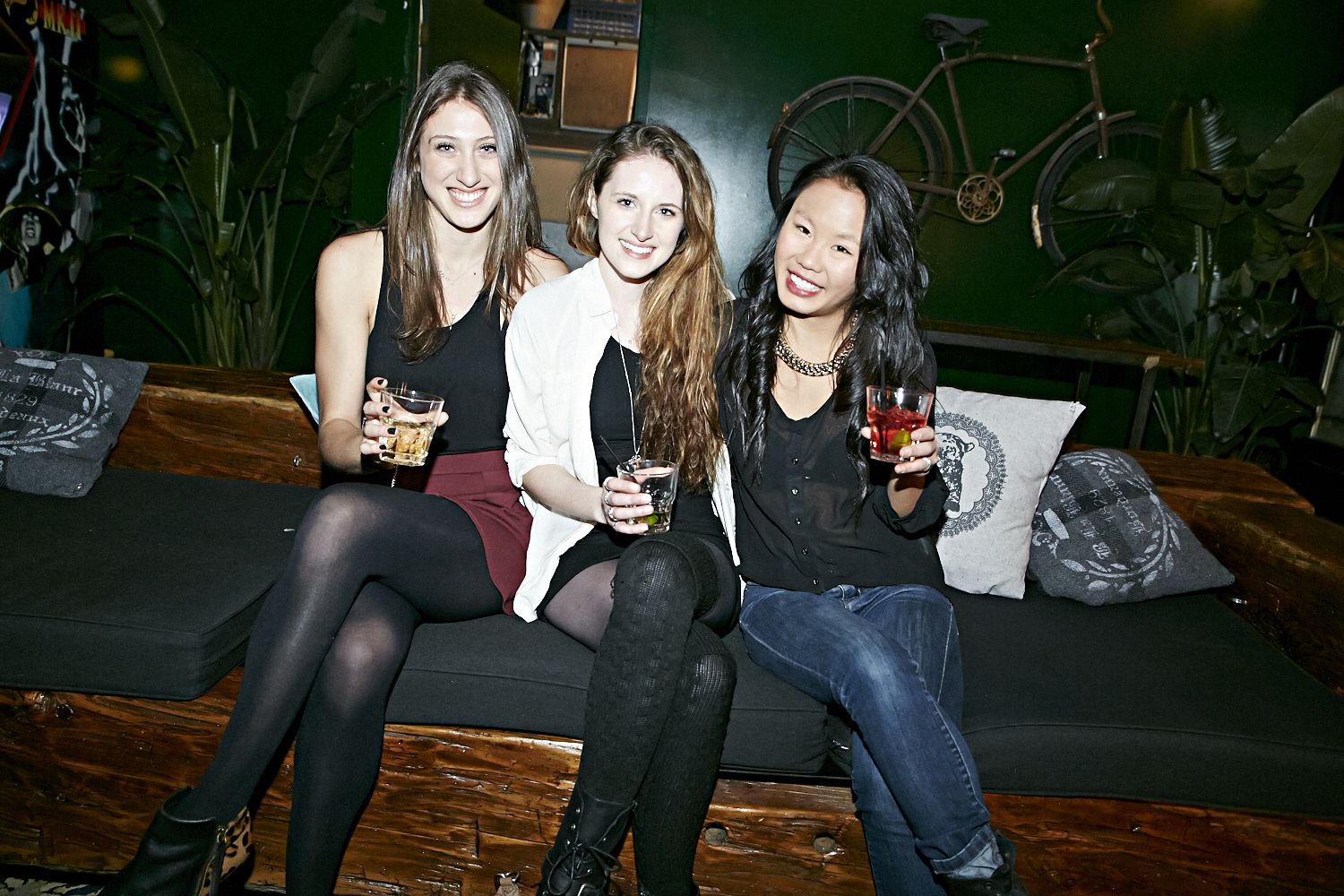 Femmes et hommes moustachus pour la levée de fonds 8staches