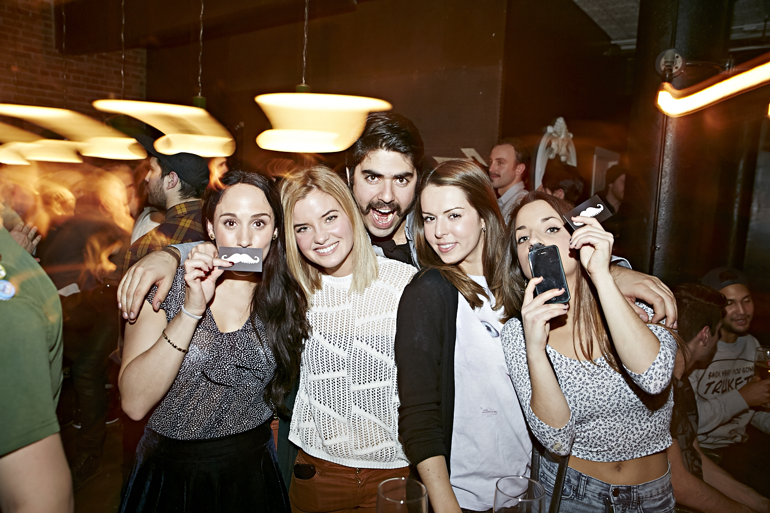 Femmes et hommes moustachus pour la levée de fonds 8staches
