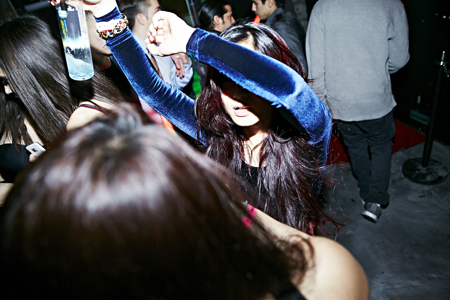 «Crop tops», costards et champagne au New City Gas pour le party du Nouvel An!