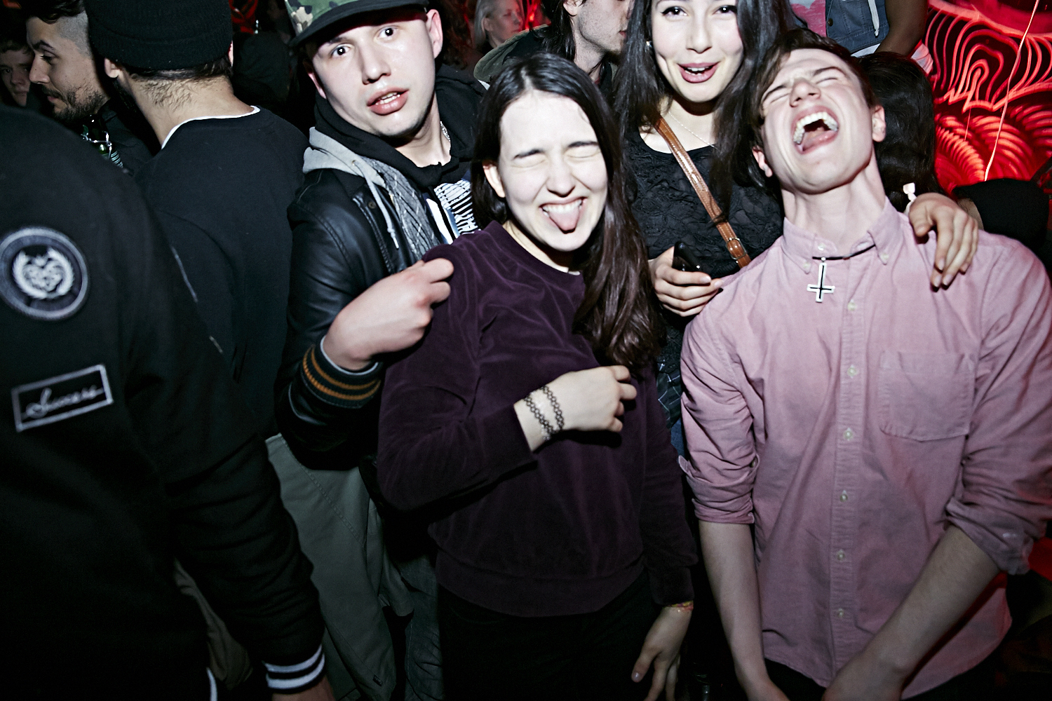 Riff Raff attire une foule bruyante et sur le party au Cabaret Underworld!