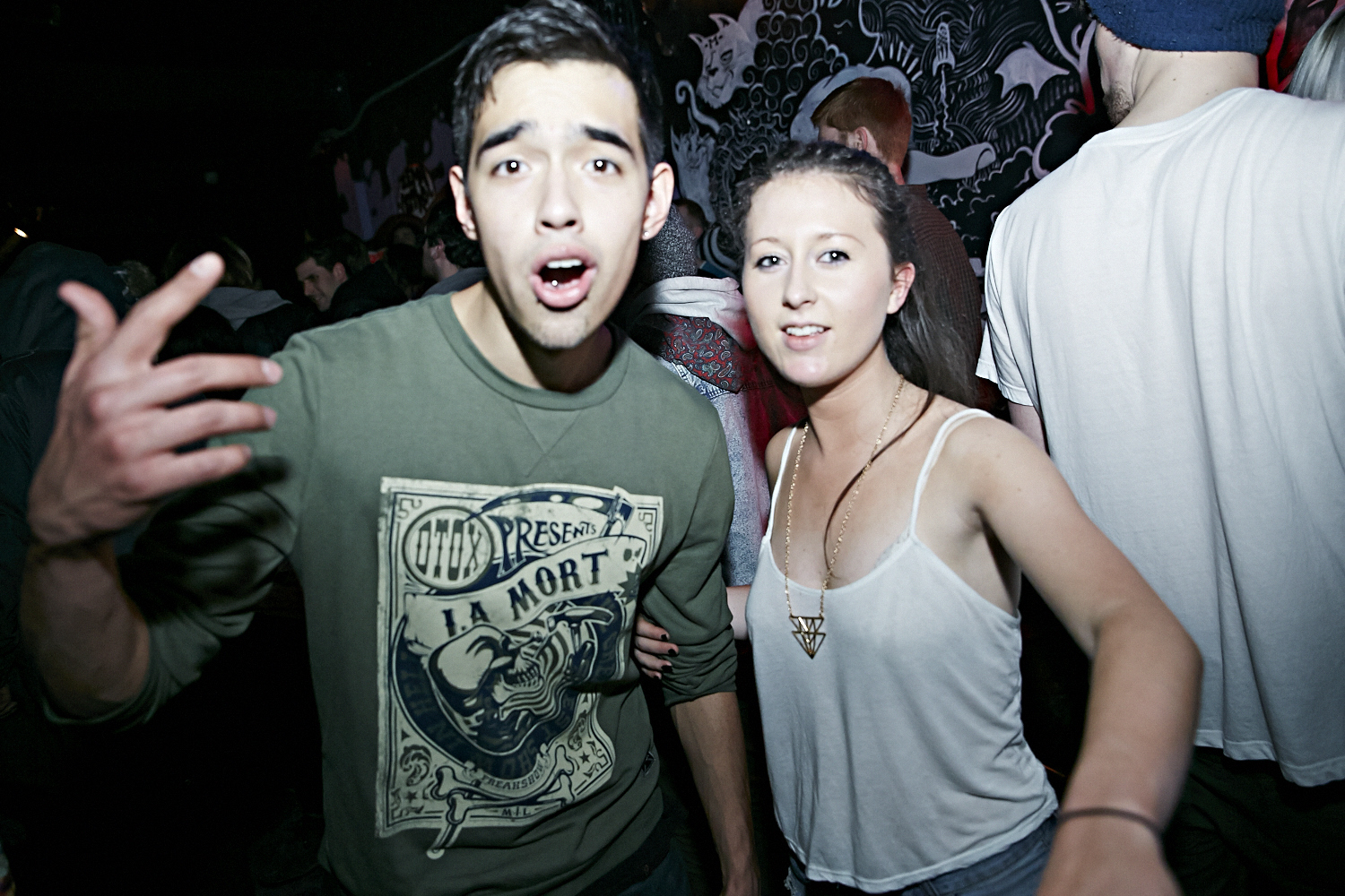 Riff Raff attire une foule bruyante et sur le party au Cabaret Underworld!