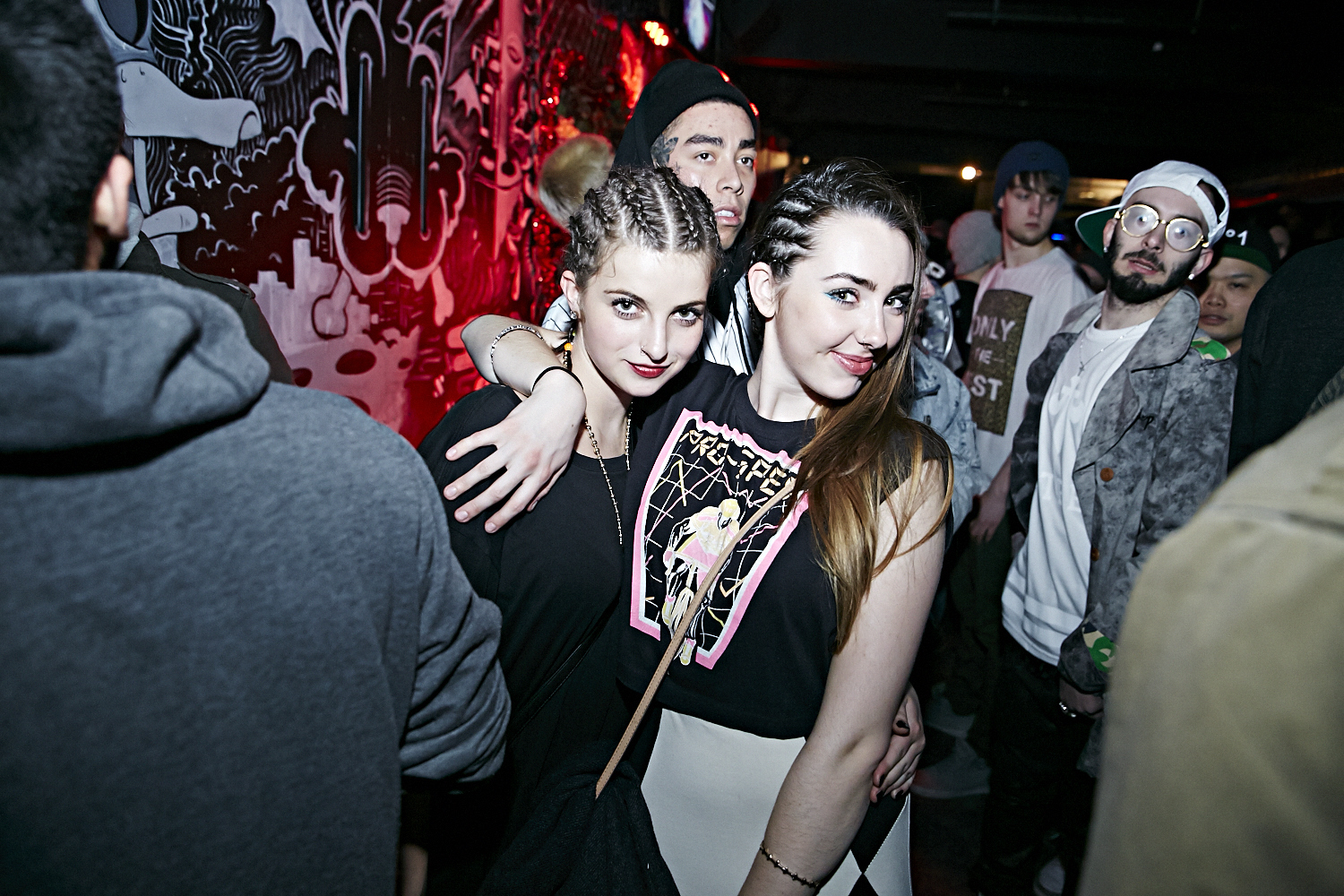 Riff Raff attire une foule bruyante et sur le party au Cabaret Underworld!