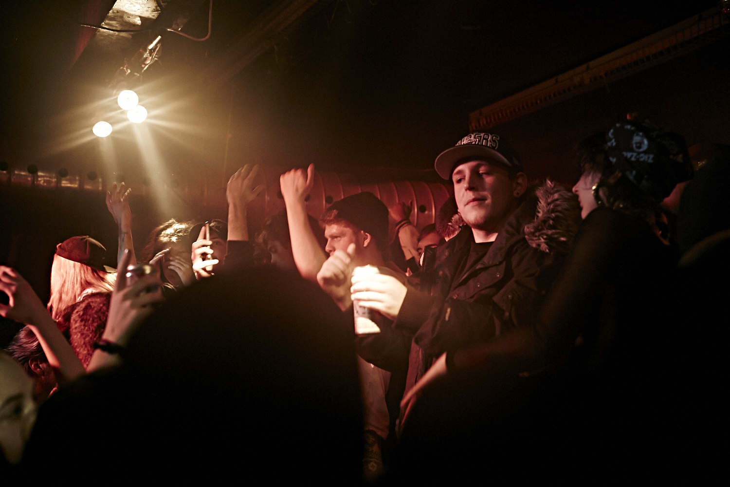 Riff Raff Attire Une Foule Bruyante Et Sur Le Party Au Cabaret ...