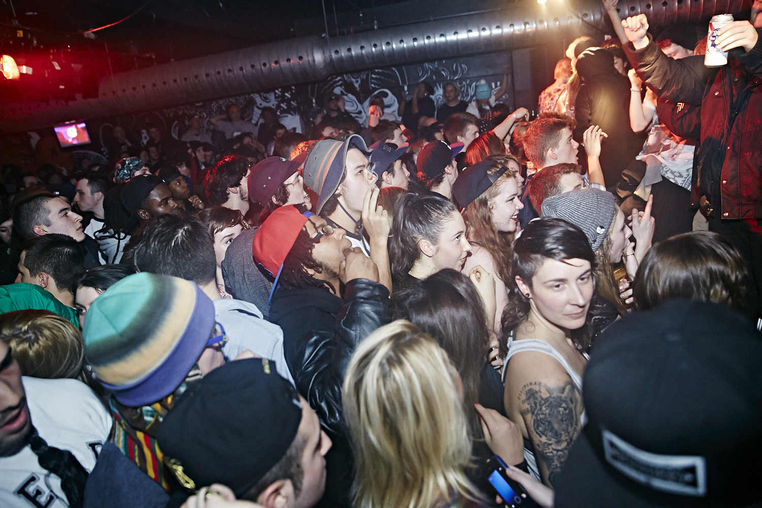 Riff Raff attire une foule bruyante et sur le party au Cabaret Underworld!