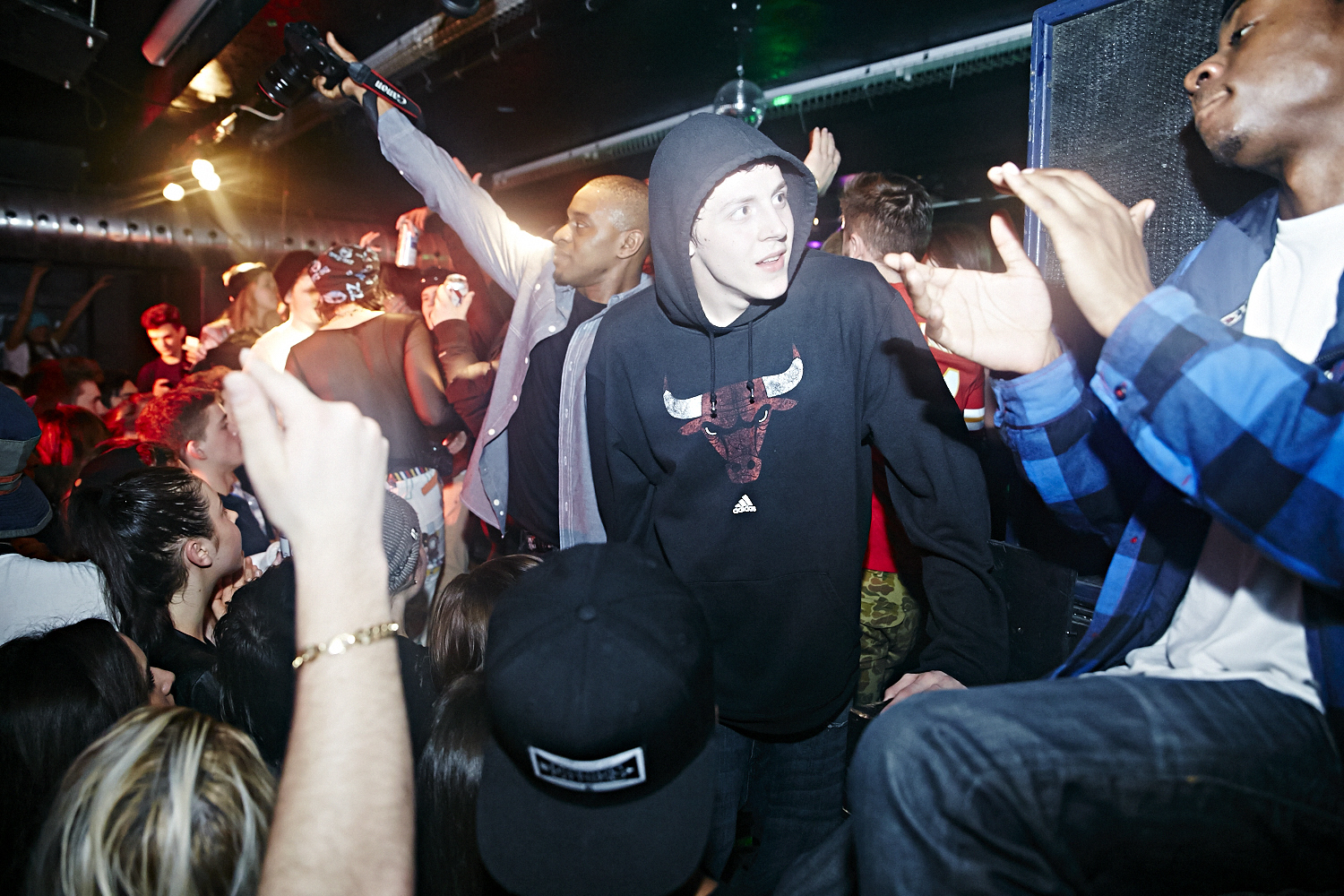 Riff Raff attire une foule bruyante et sur le party au Cabaret Underworld!