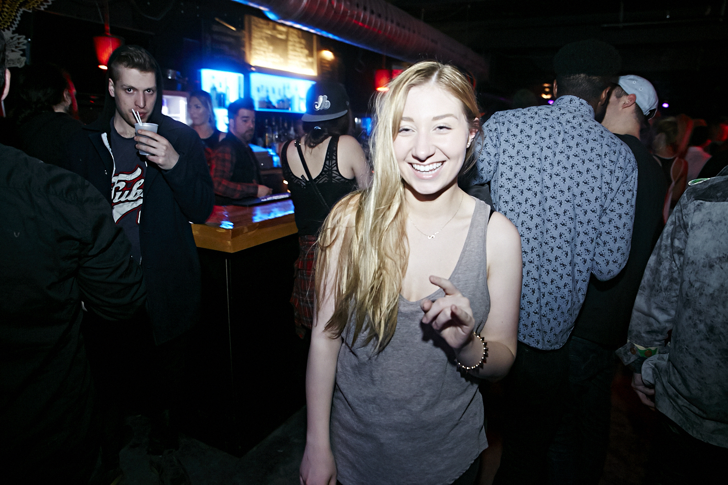 Riff Raff attire une foule bruyante et sur le party au Cabaret Underworld!