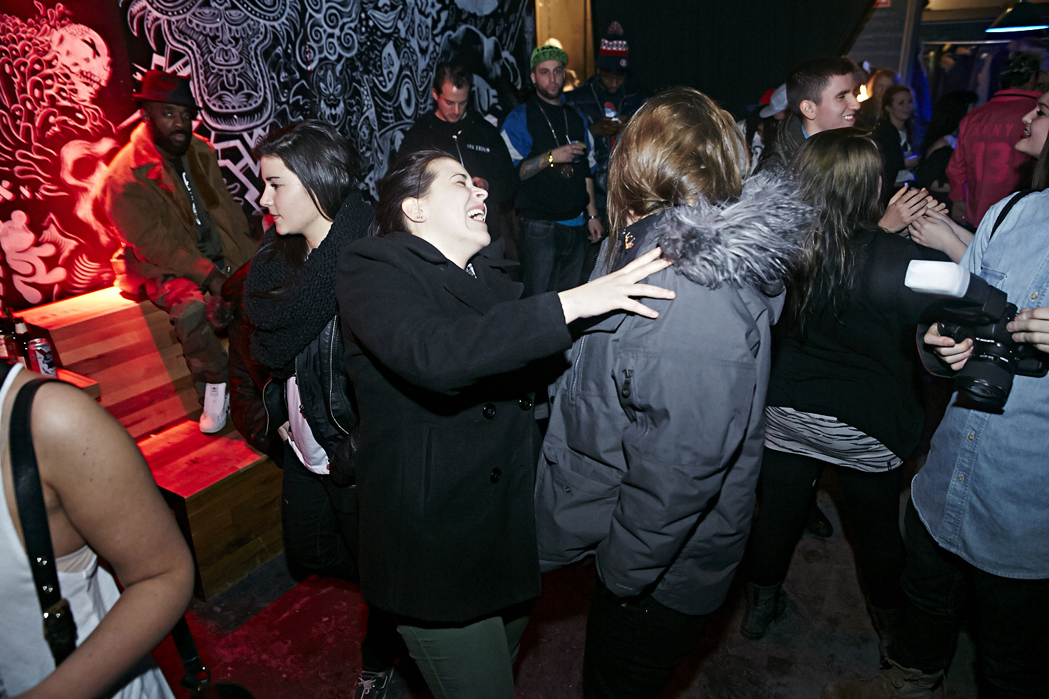 Riff Raff attire une foule bruyante et sur le party au Cabaret Underworld!