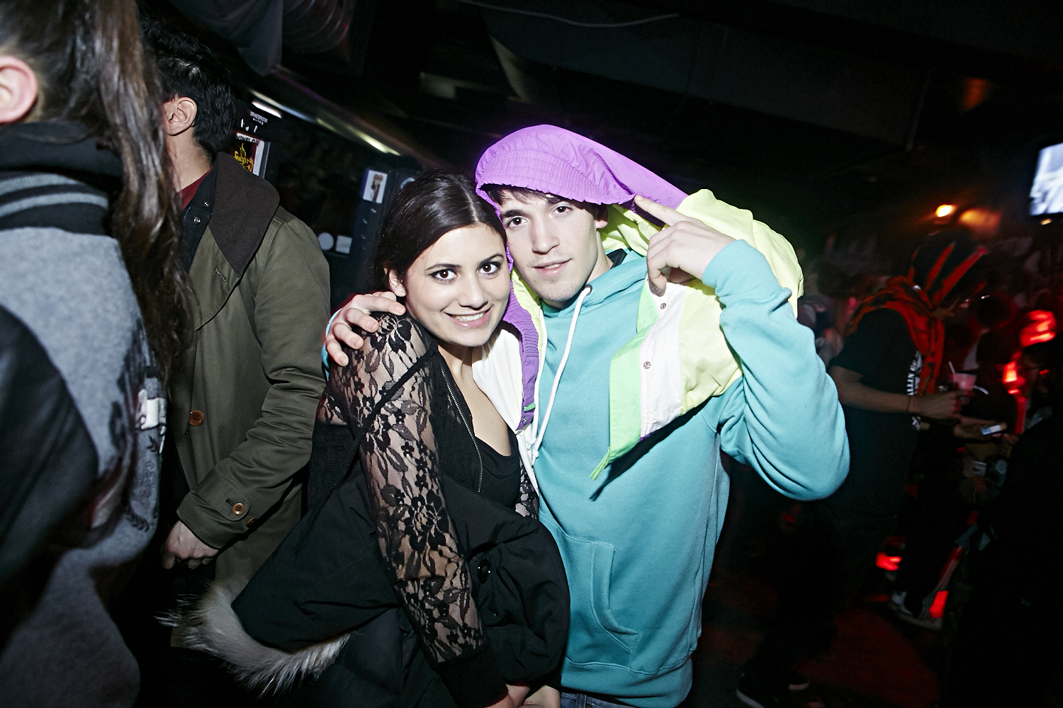 Riff Raff attire une foule bruyante et sur le party au Cabaret Underworld!