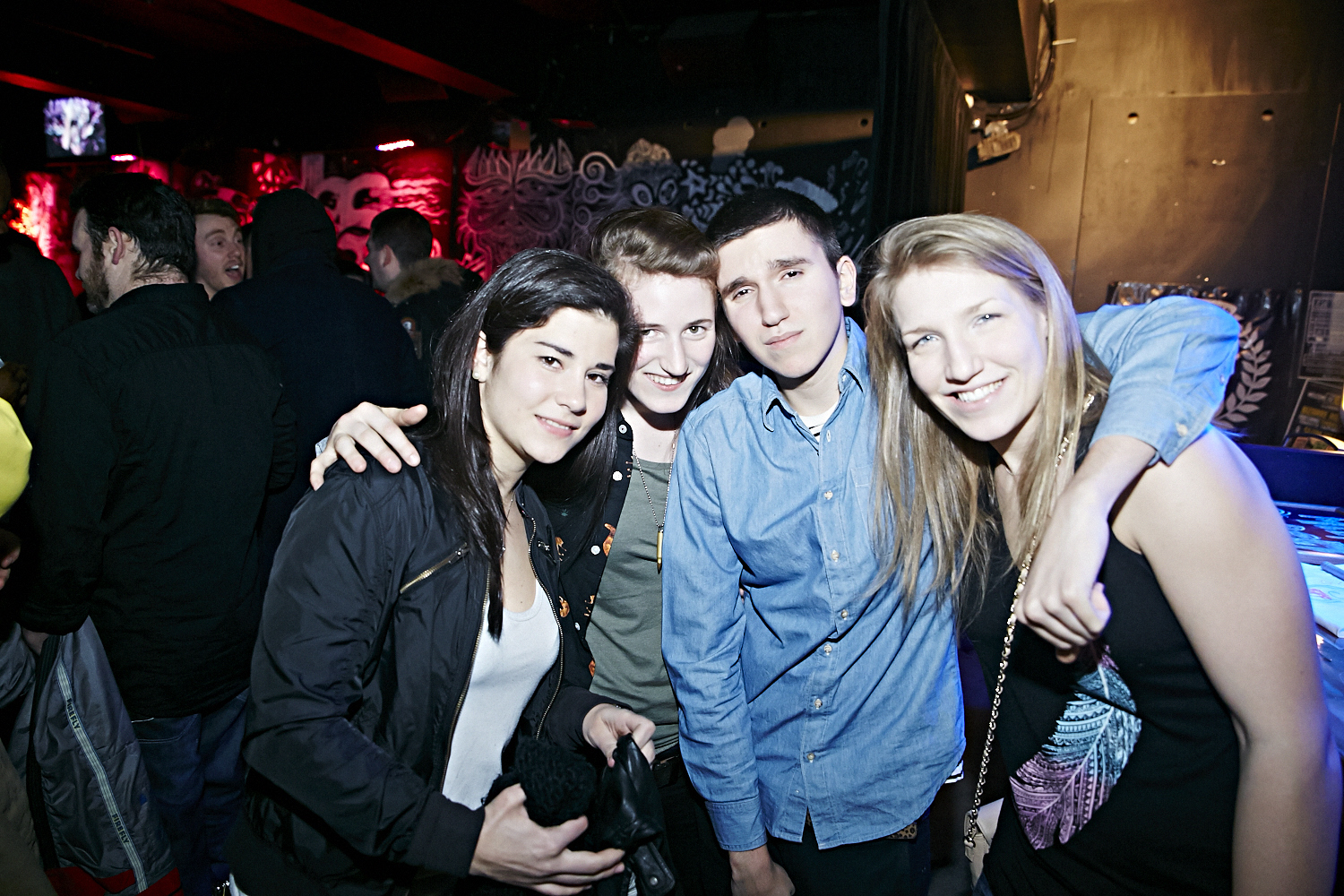 Riff Raff attire une foule bruyante et sur le party au Cabaret Underworld!