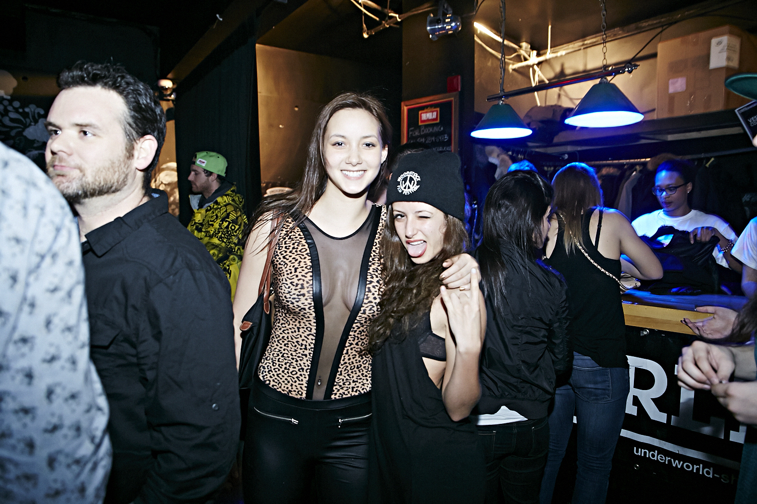 Riff Raff attire une foule bruyante et sur le party au Cabaret Underworld!