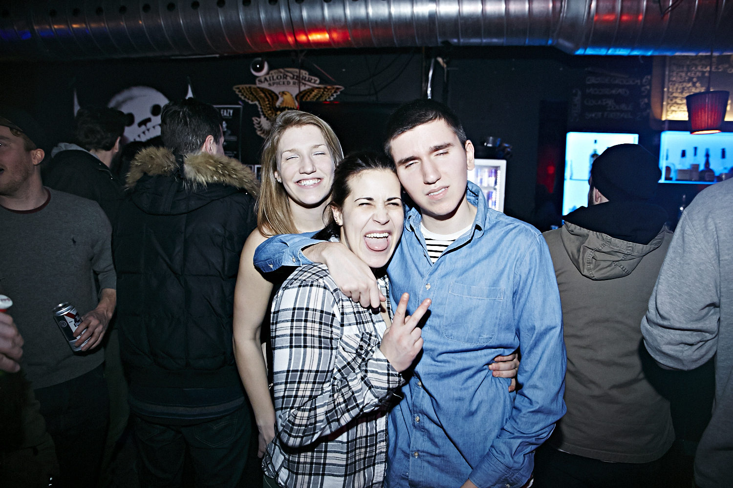 Riff Raff attire une foule bruyante et sur le party au Cabaret Underworld!