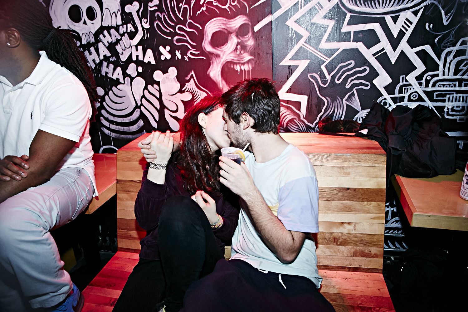 Riff Raff attire une foule bruyante et sur le party au Cabaret Underworld!