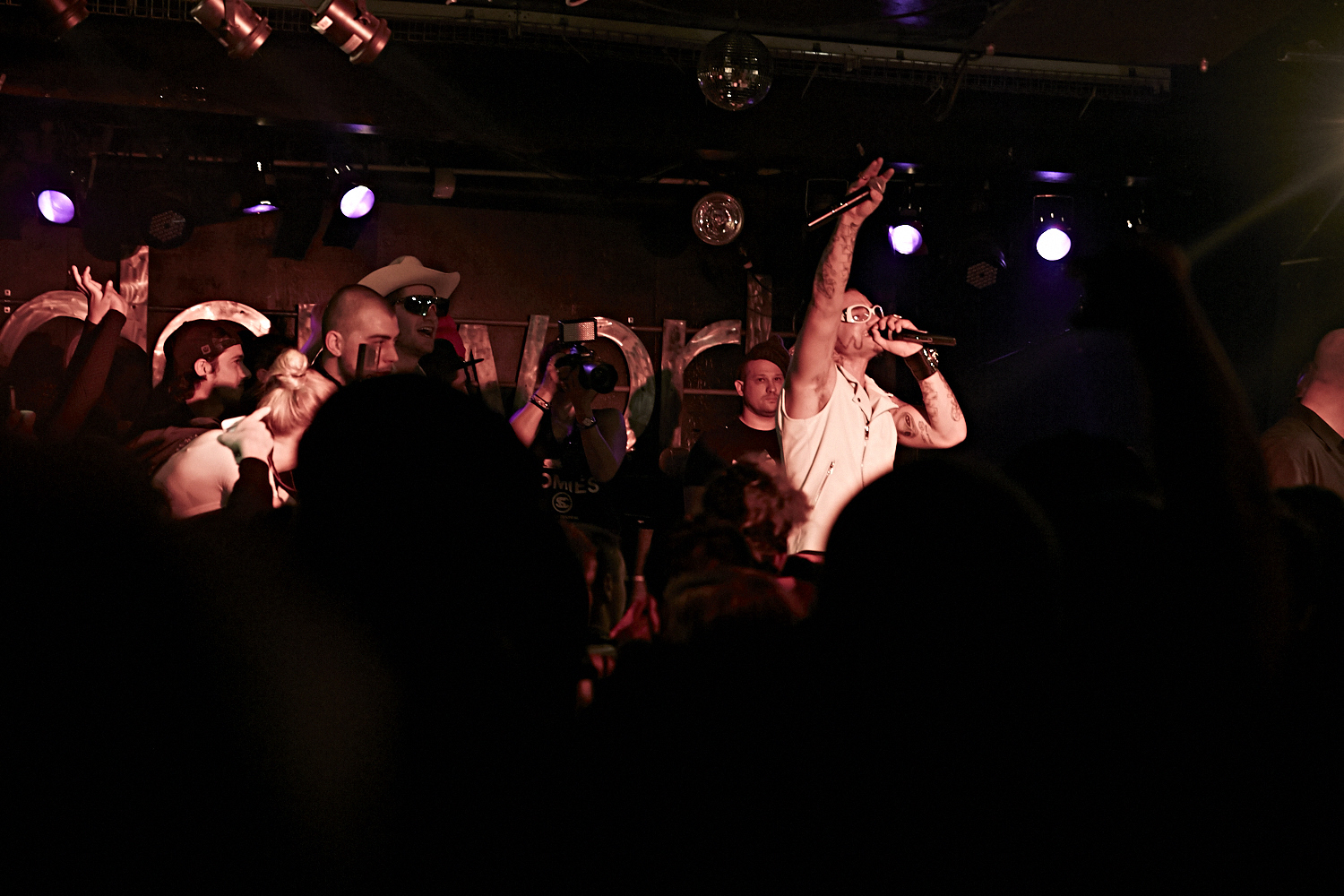 Riff Raff attire une foule bruyante et sur le party au Cabaret Underworld!