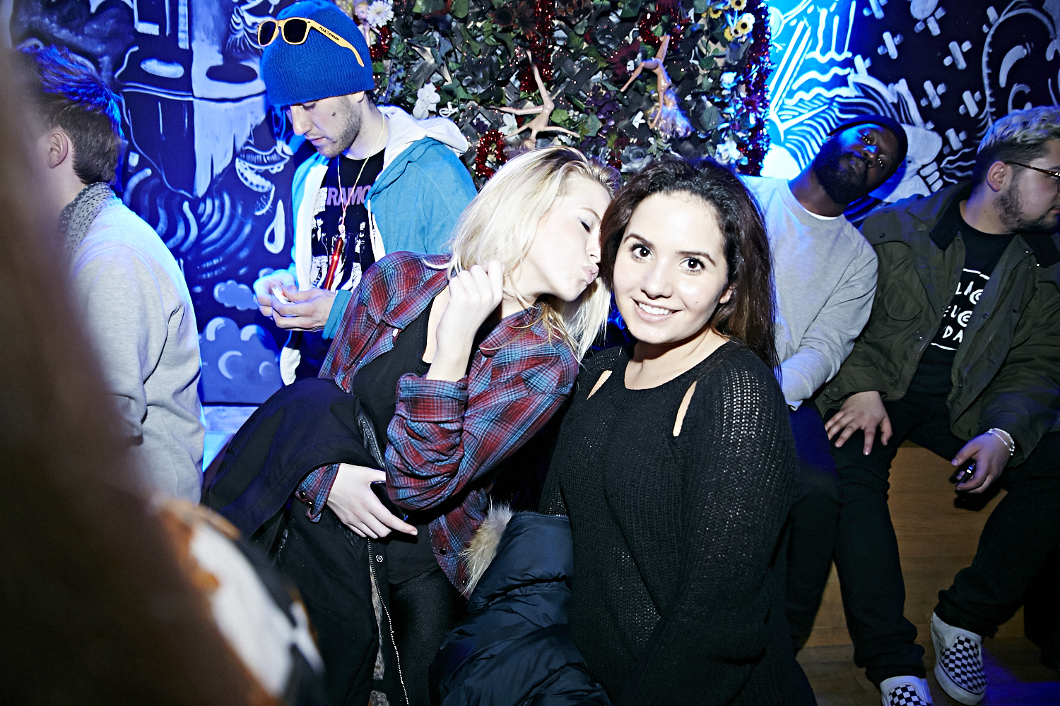 Riff Raff attire une foule bruyante et sur le party au Cabaret Underworld!