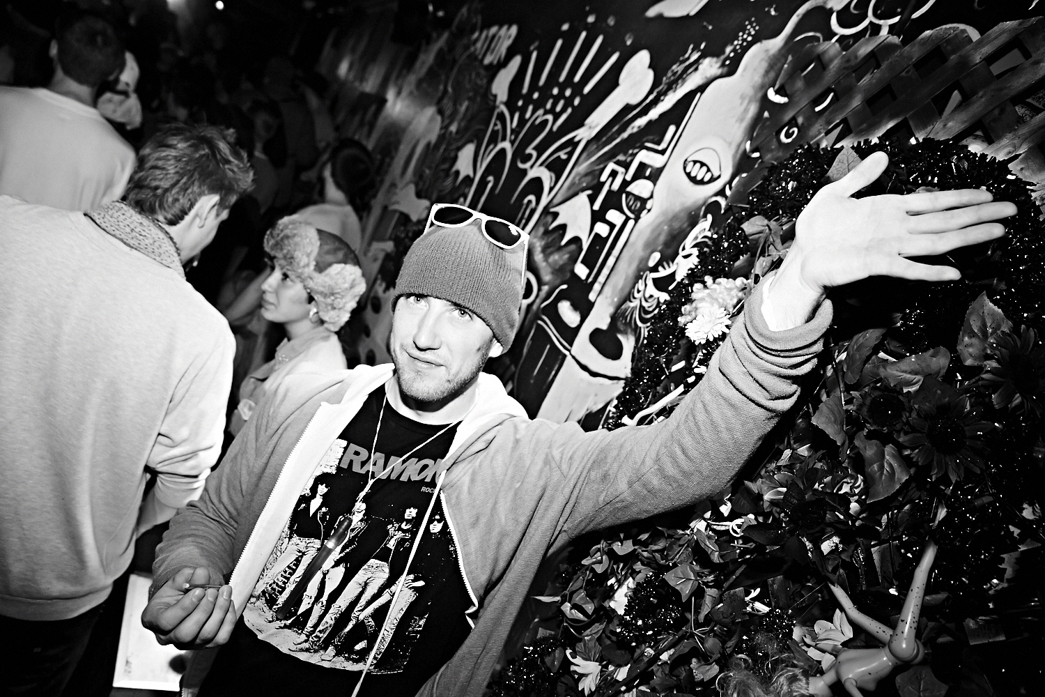 Riff Raff attire une foule bruyante et sur le party au Cabaret Underworld!