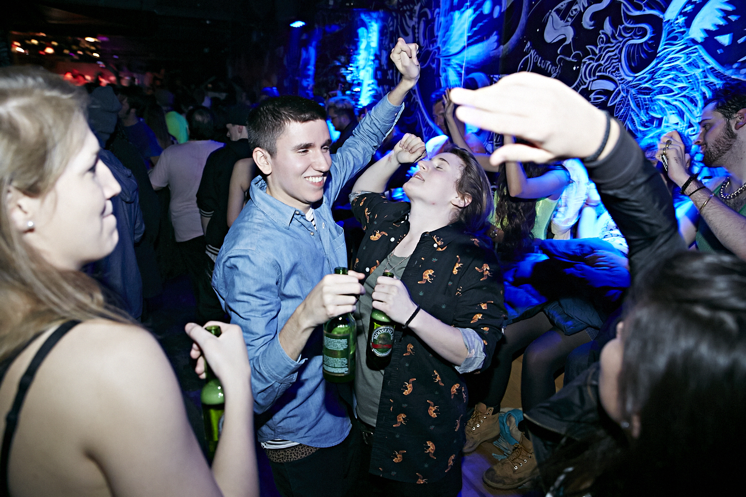 Riff Raff attire une foule bruyante et sur le party au Cabaret Underworld!