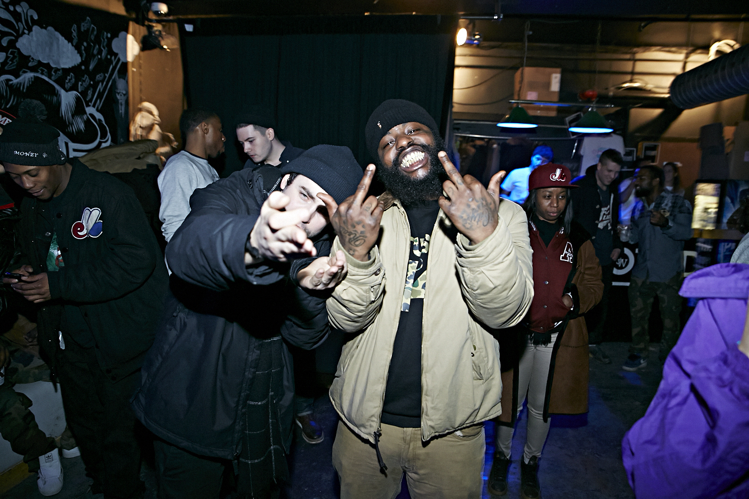 Riff Raff attire une foule bruyante et sur le party au Cabaret Underworld!