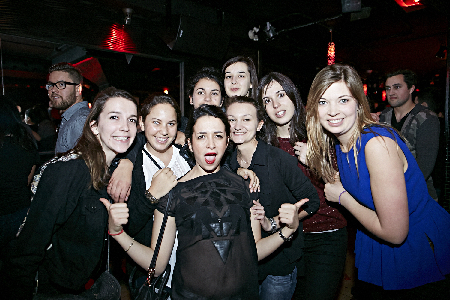 Chapeau de cowboy, Jack Daniel's et bon DJ au «Frisky Fridays» du bar Le Rouge