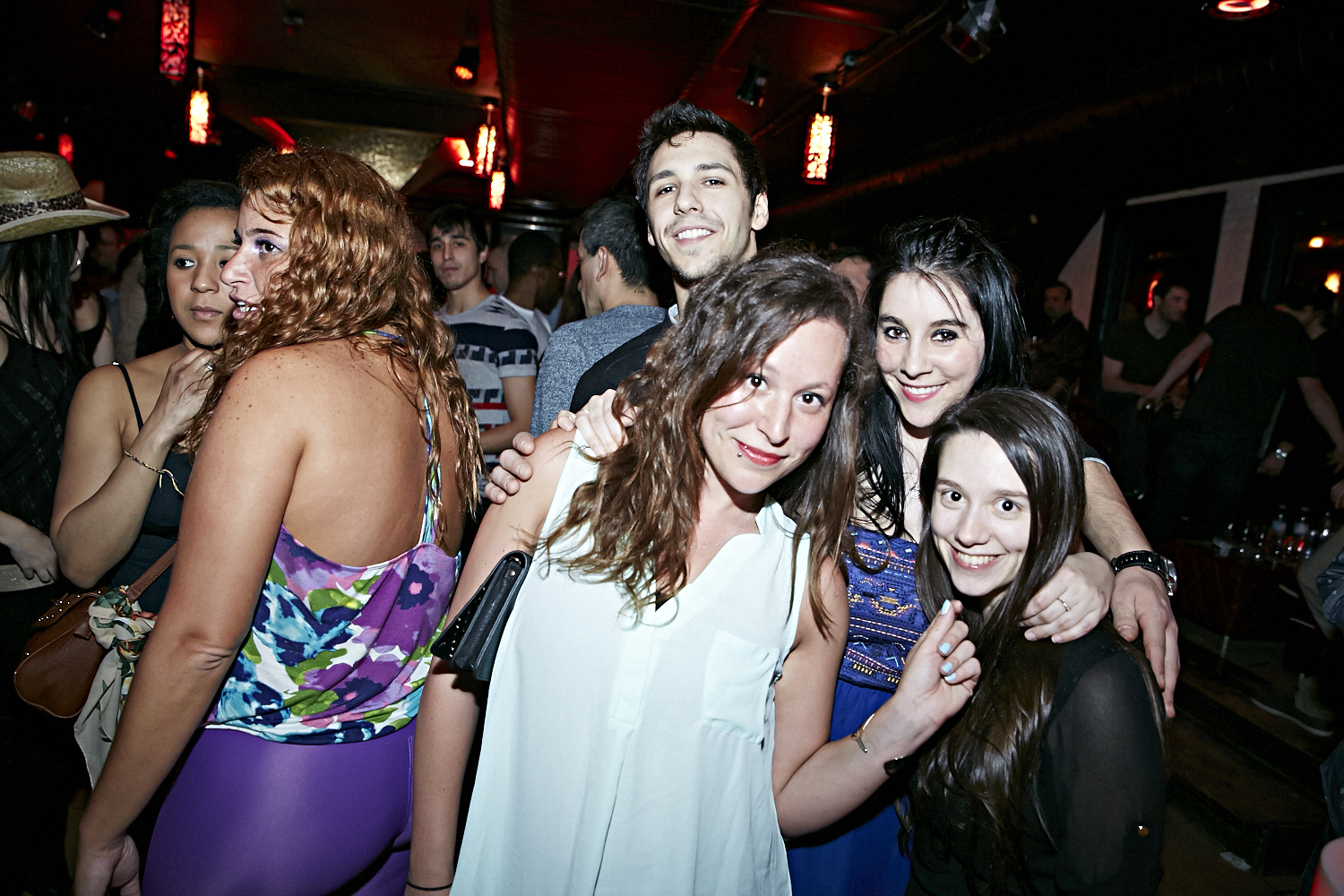 Chapeau de cowboy, Jack Daniel's et bon DJ au «Frisky Fridays» du bar Le Rouge