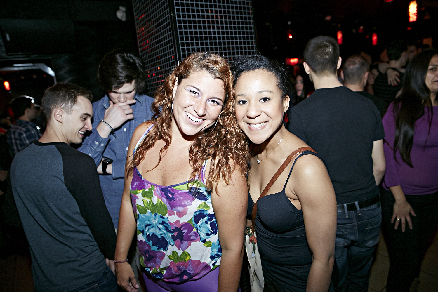 Chapeau de cowboy, Jack Daniel's et bon DJ au «Frisky Fridays» du bar Le Rouge