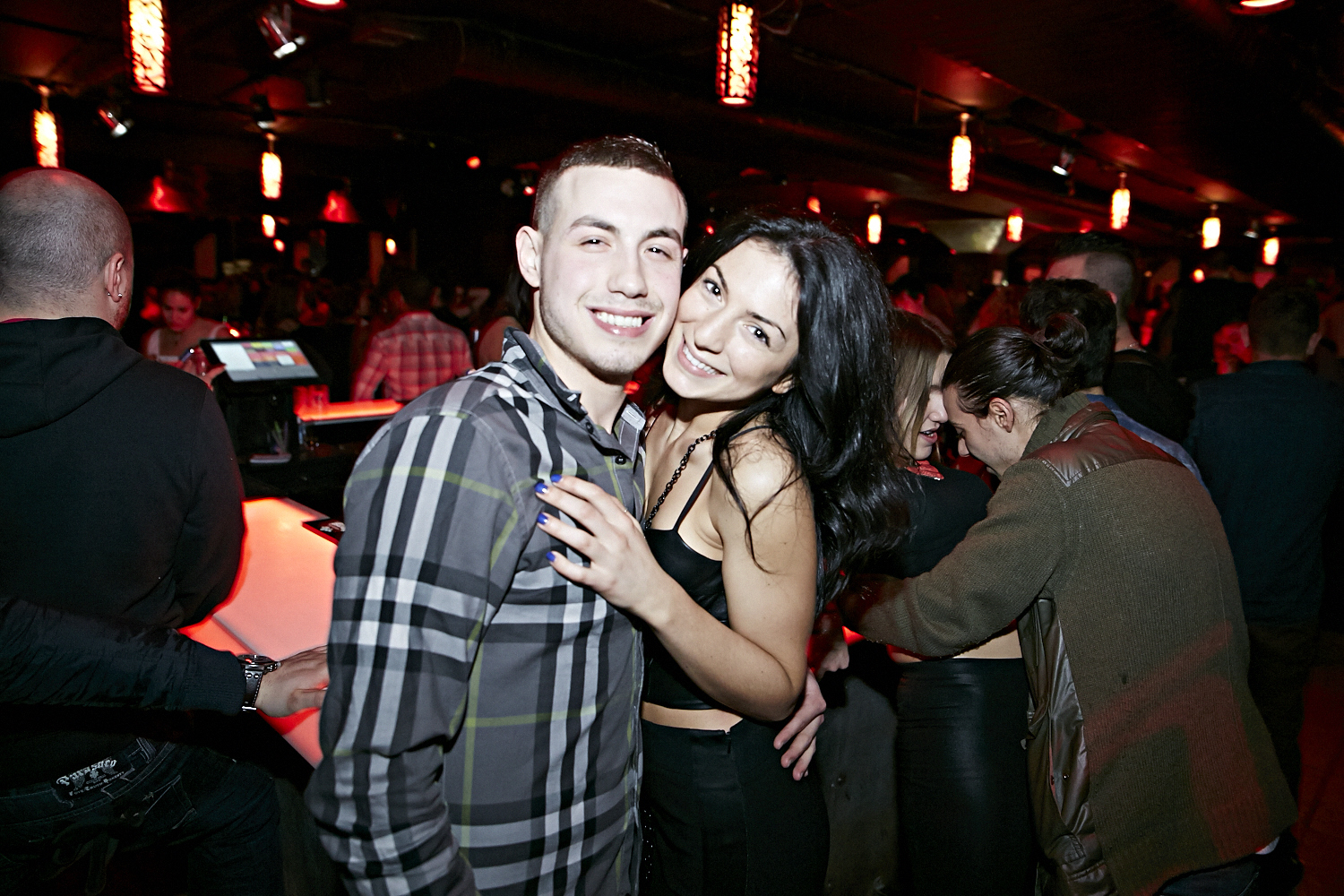 Chapeau de cowboy, Jack Daniel's et bon DJ au «Frisky Fridays» du bar Le Rouge