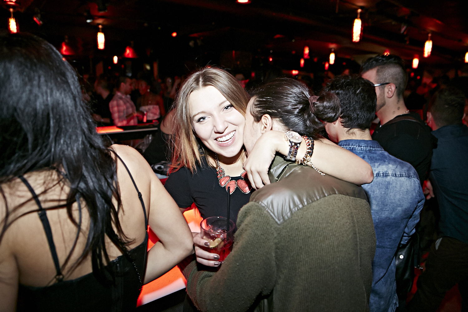 Chapeau de cowboy, Jack Daniel's et bon DJ au «Frisky Fridays» du bar Le Rouge