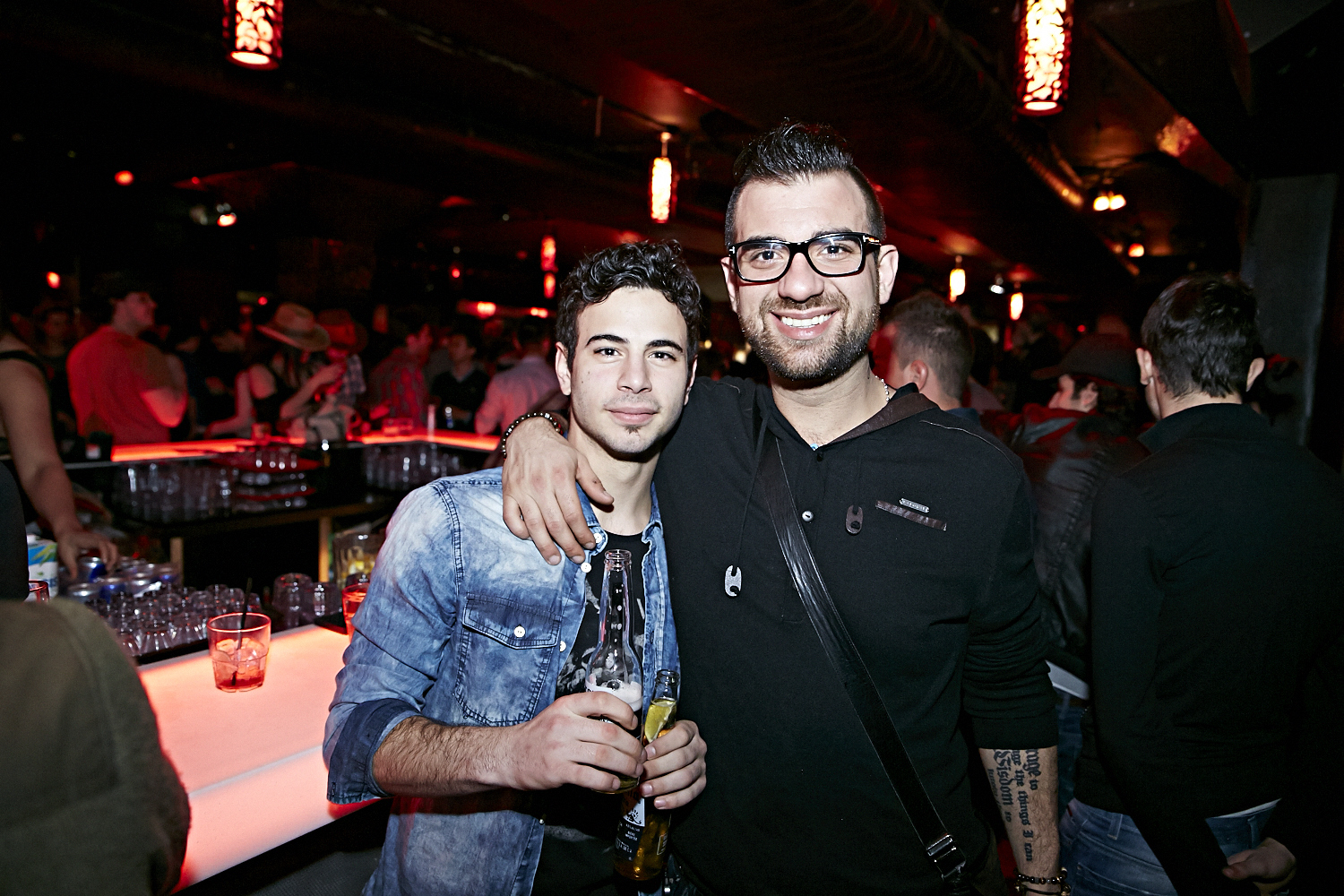 Chapeau de cowboy, Jack Daniel's et bon DJ au «Frisky Fridays» du bar Le Rouge